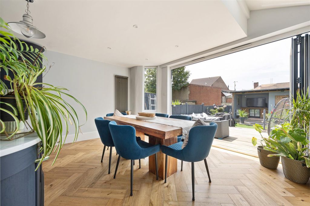 Property photo 3 of 46 Knighton Rod, E7
