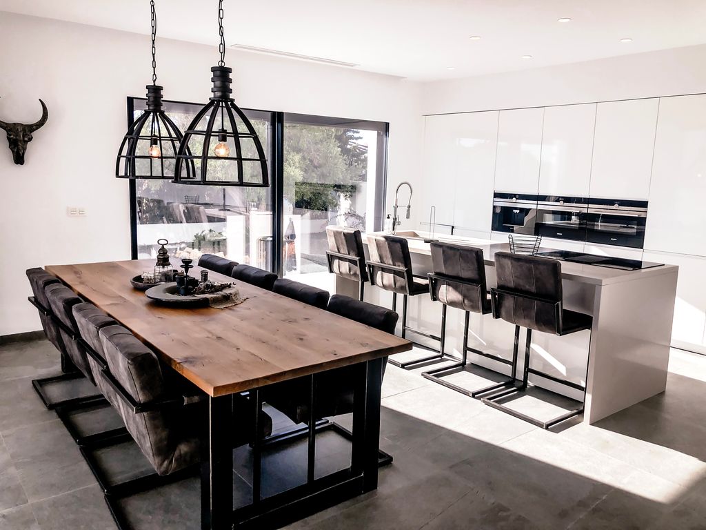 Property photo 2 of 55