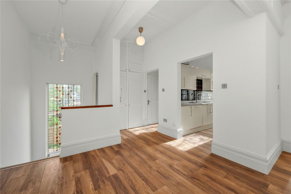 Property photo 2 of 14 Entrance Hall