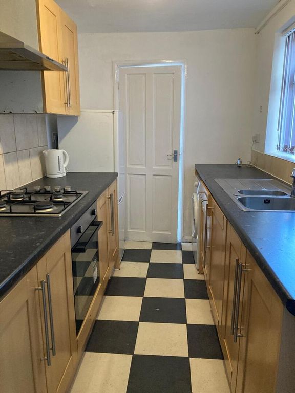 Property photo 2 of 7 Kitchen