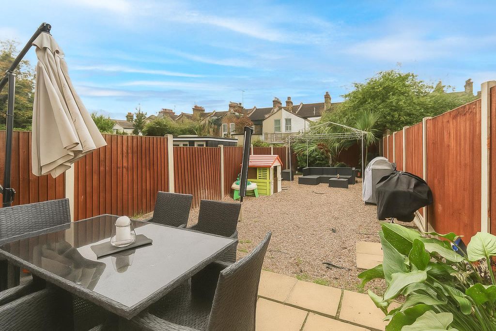 Property photo 3 of 12 Garden