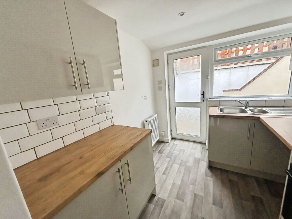 Property photo 3 of 11 Kitchen