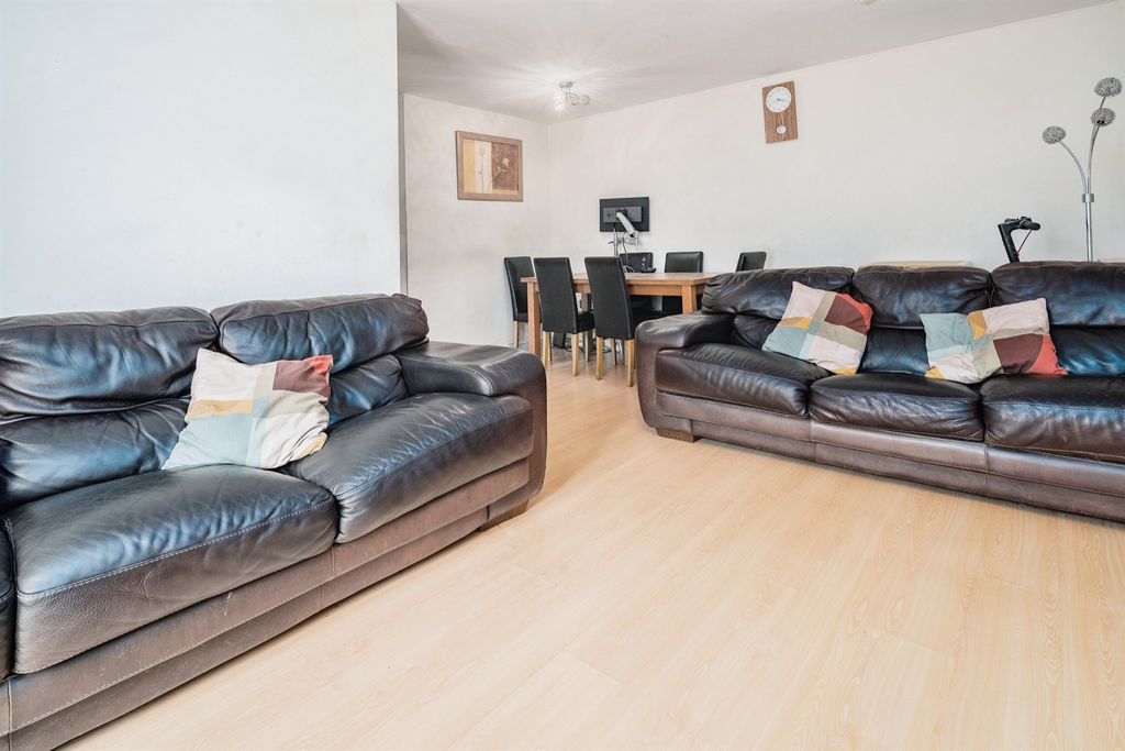2 bed flat for saleWinnipeg Way, Broxbourne EN10 photo 4