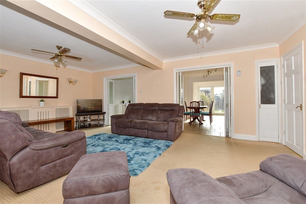 Property photo 3 of 14 Lounge