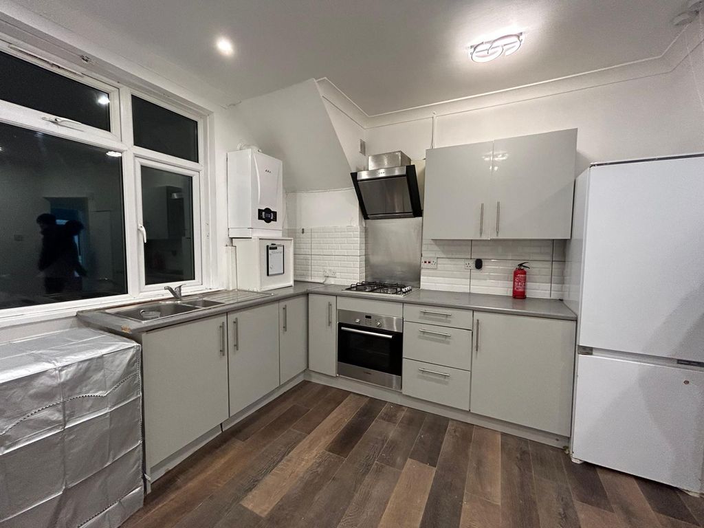 Property photo 1 of 5 2 Bed Flat To Rent Heath Road, Hounslow Tw3