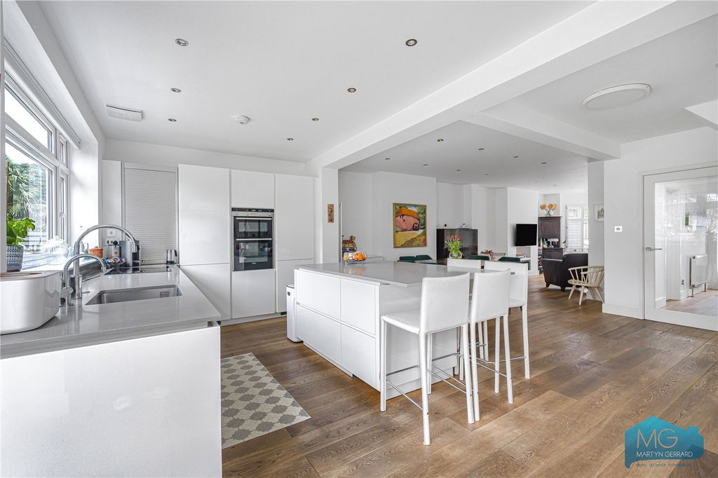 Property photo 3 of 37 Picture No. 17