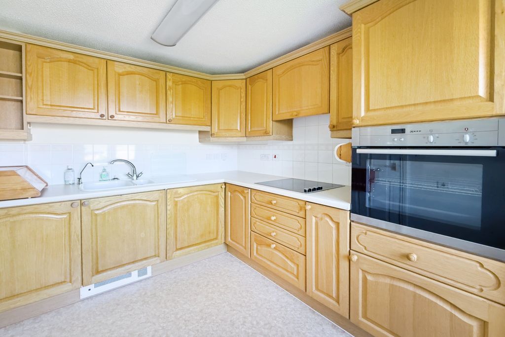 Property photo 3 of 10 Kitchen