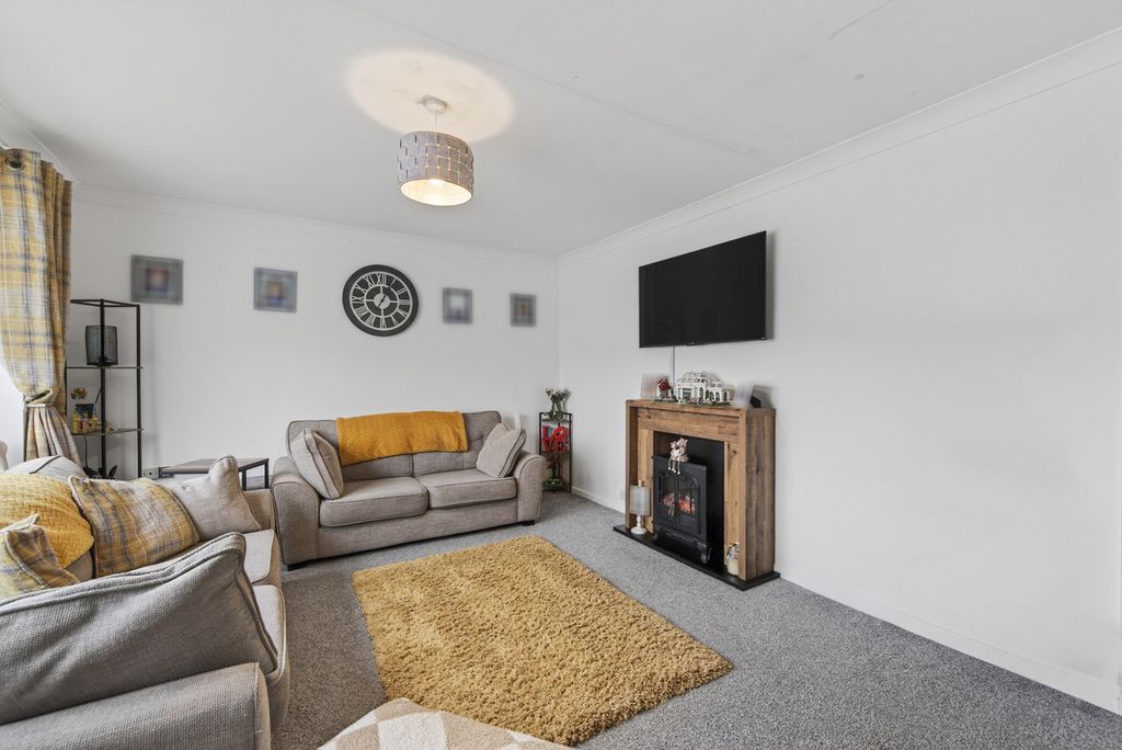 Property photo 2 of 25