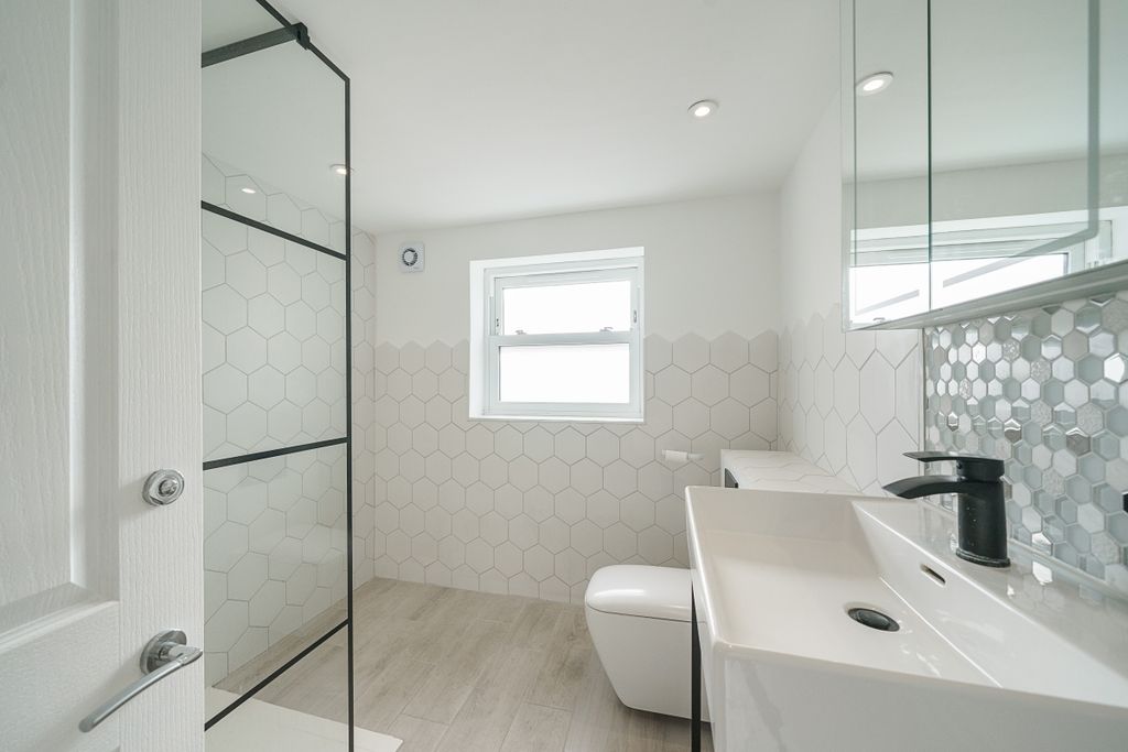 Property photo 2 of 11 Cresswell_Rd__001...