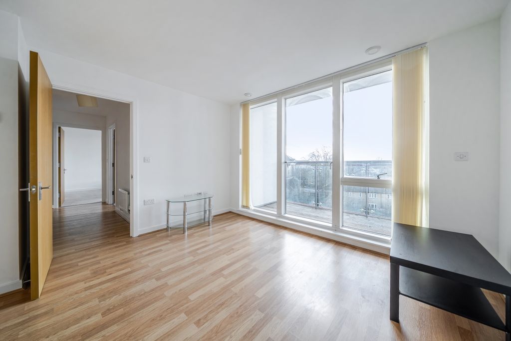 Property photo 3 of 14 1400505-9-696F6De...