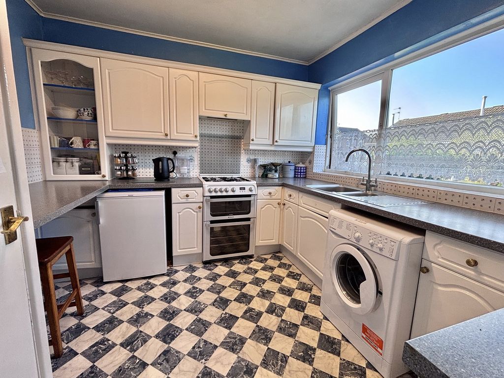 Property photo 2 of 11 Kitchen