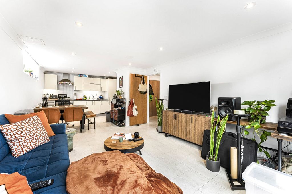 Property photo 3 of 10 Reception/Kitchen