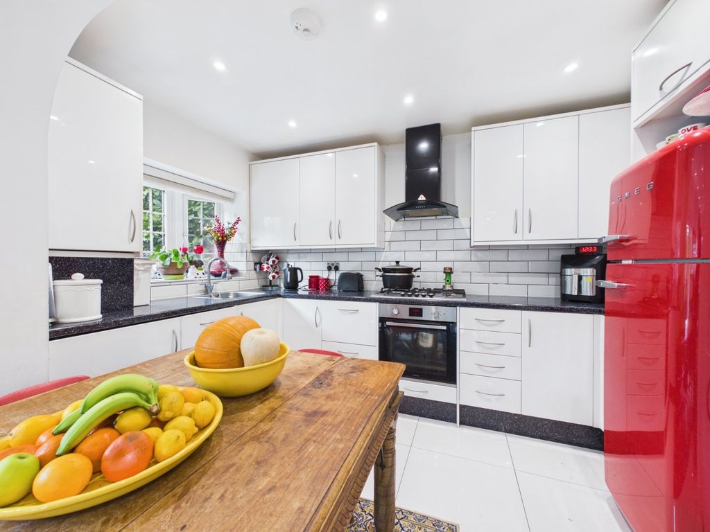 Property photo 3 of 12 Kitchen
