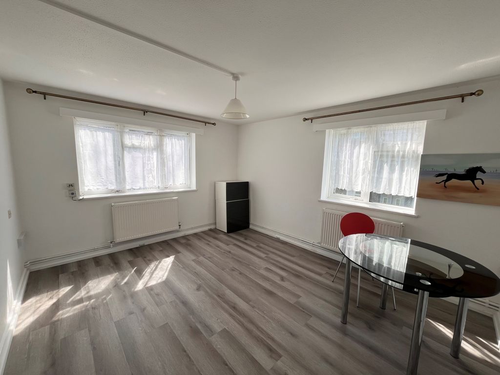 Property photo 2 of 12 Lounge