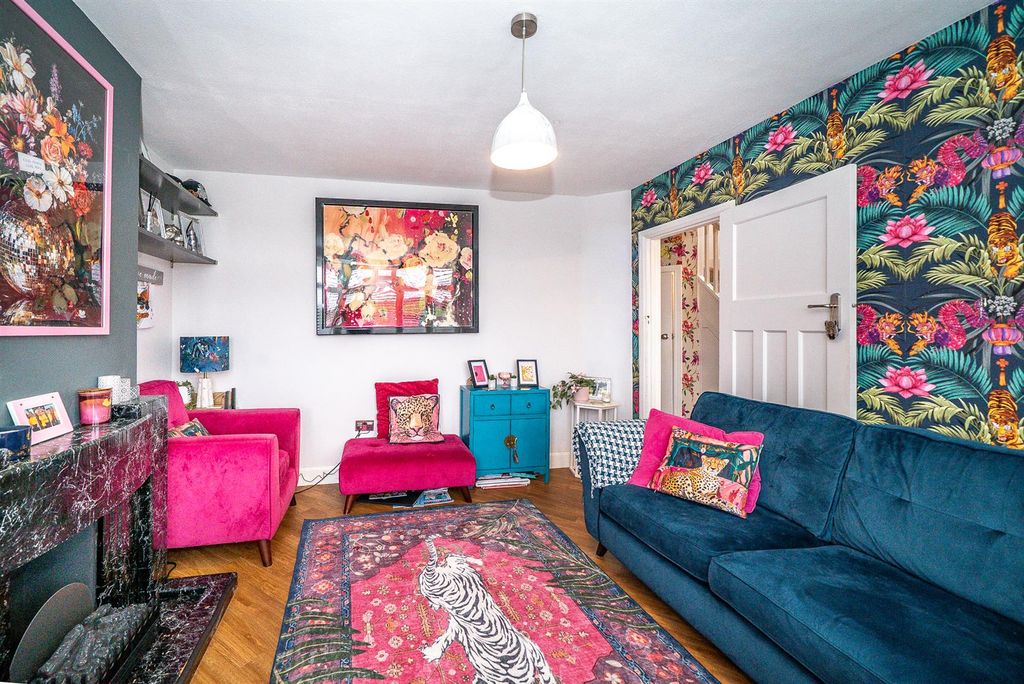 Property photo 3 of 19 Lounge