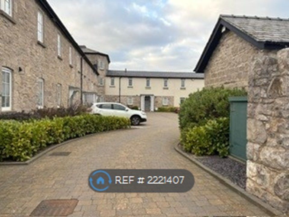 Property photo 2 of 10 Access To Courtyard