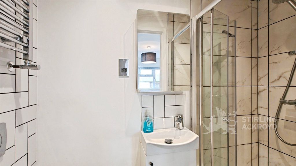 Property photo 3 of 9 Ensuite 4