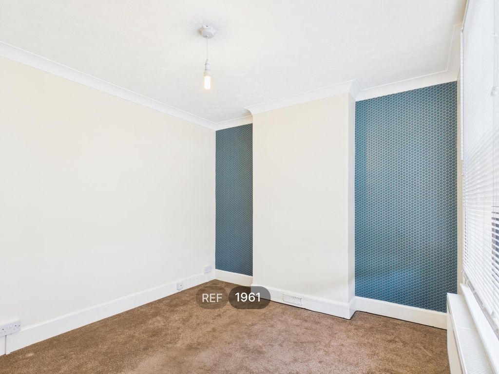 Property photo 3 of 17 Living Room
