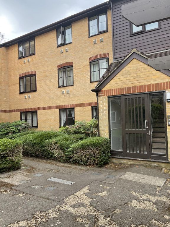Property photo 1 of 9 2 Bed Flat For Sale In Isleworth
