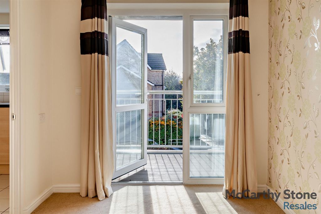 Property photo 3 of 14 Living Room