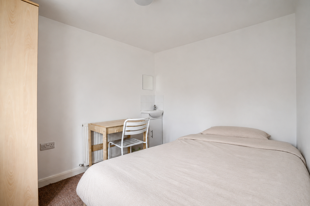Property photo 3 of 10 Bed 2