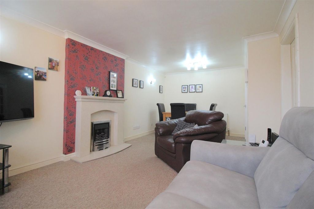 Property photo 3 of 11 Lounge