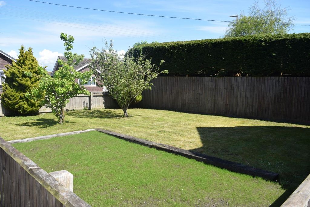 Property photo 3 of 27 Front Garden