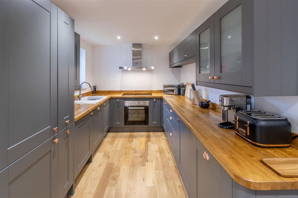 Property photo 3 of 14 Kitchen