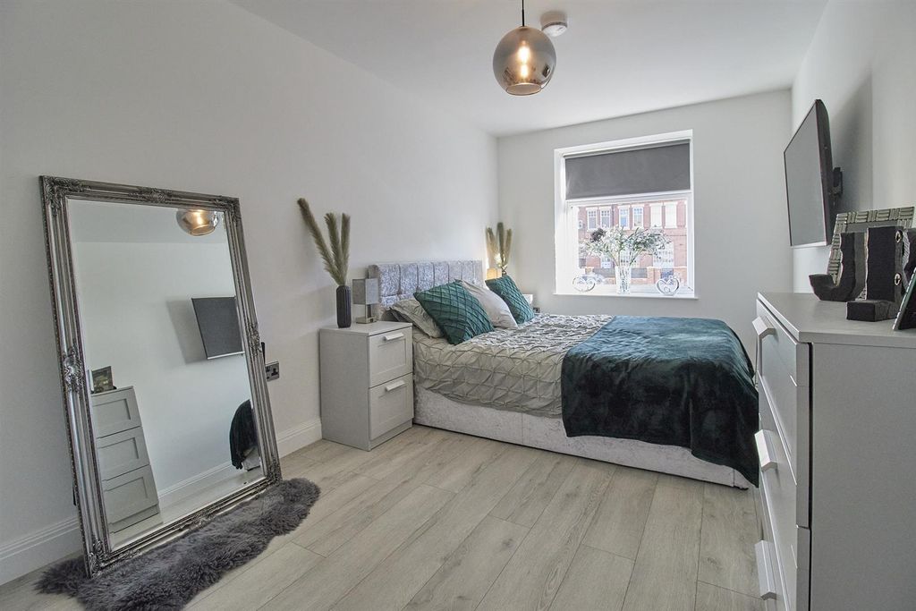 Property photo 3 of 10 Upper House, Hinckley 8.Jpg