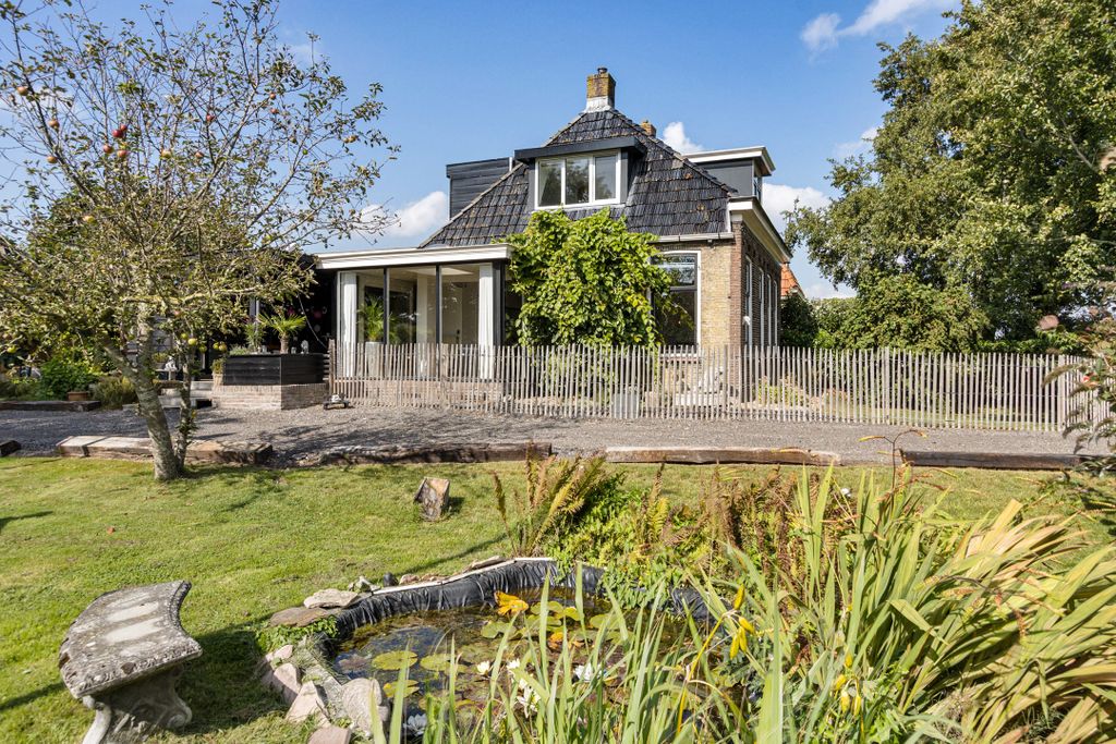 Property photo 2 of 54