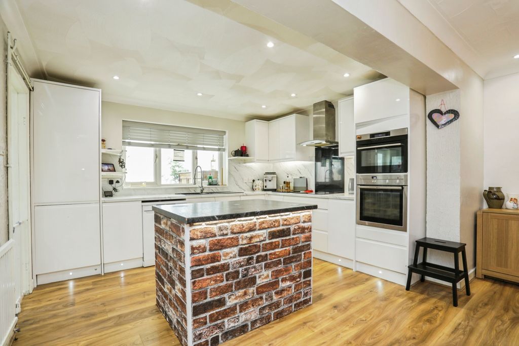 Property photo 3 of 20 Kitchen