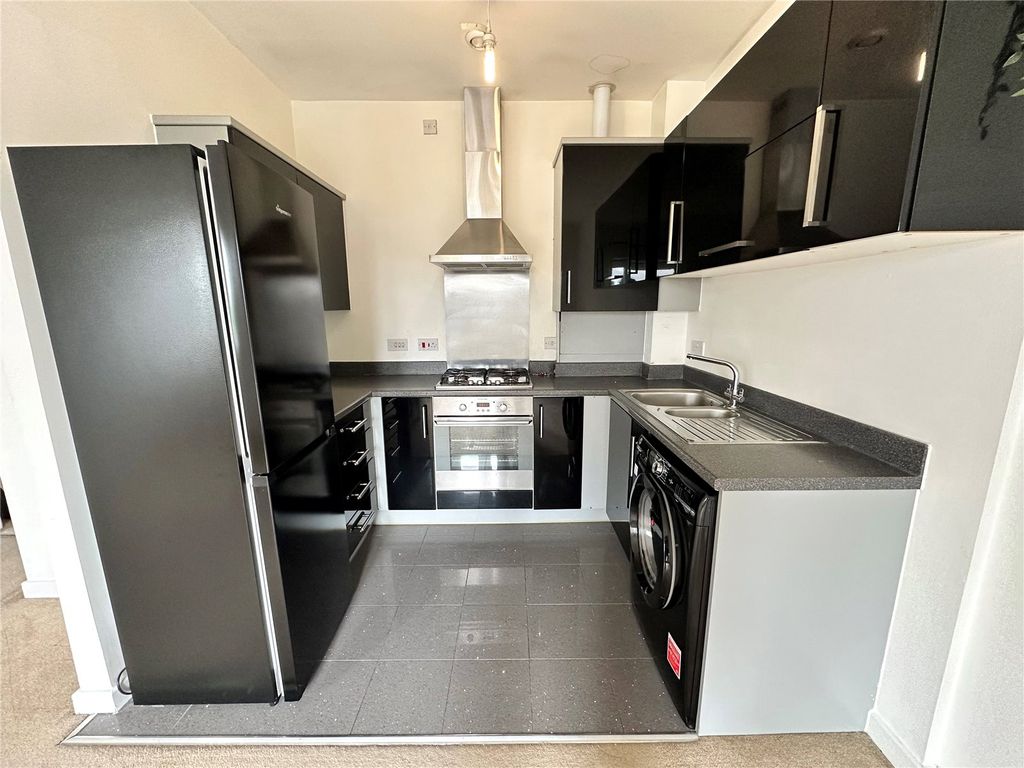 2 bed flat for saleSchool Avenue, Laindon, Basildon, Essex SS15 photo 4