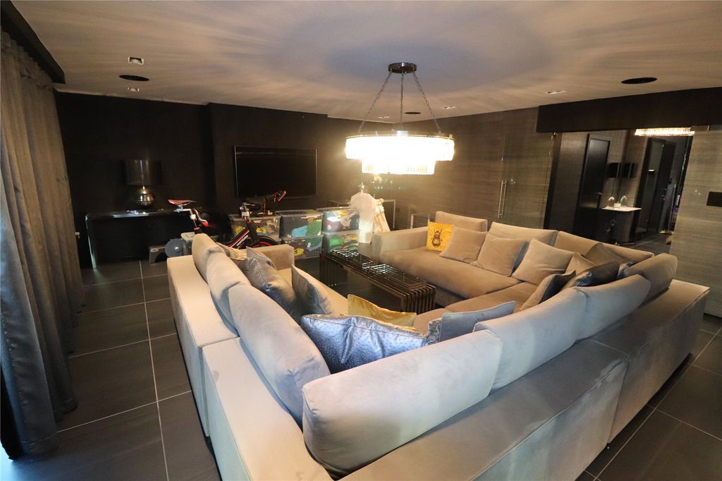 Property photo 2 of 14 Internal