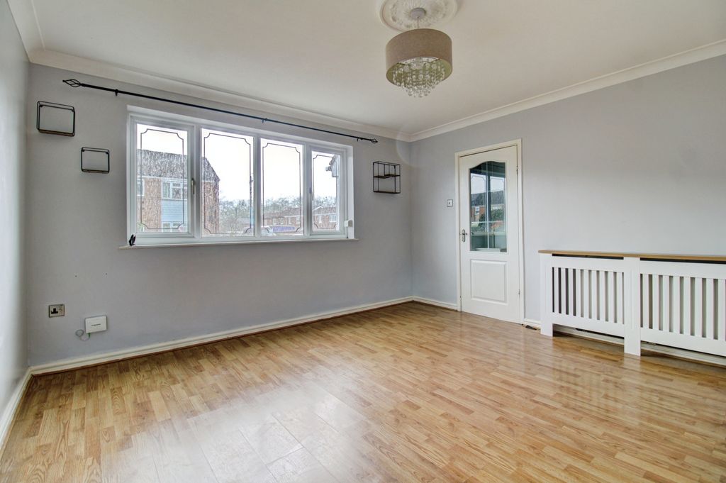 Property photo 3 of 16 Lounge