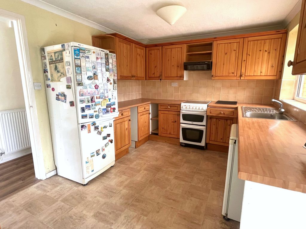 Property photo 3 of 14 Kitchen 2