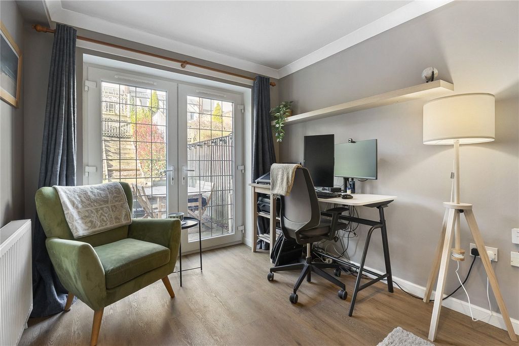 Property photo 3 of 40 71 Hillpark Grove