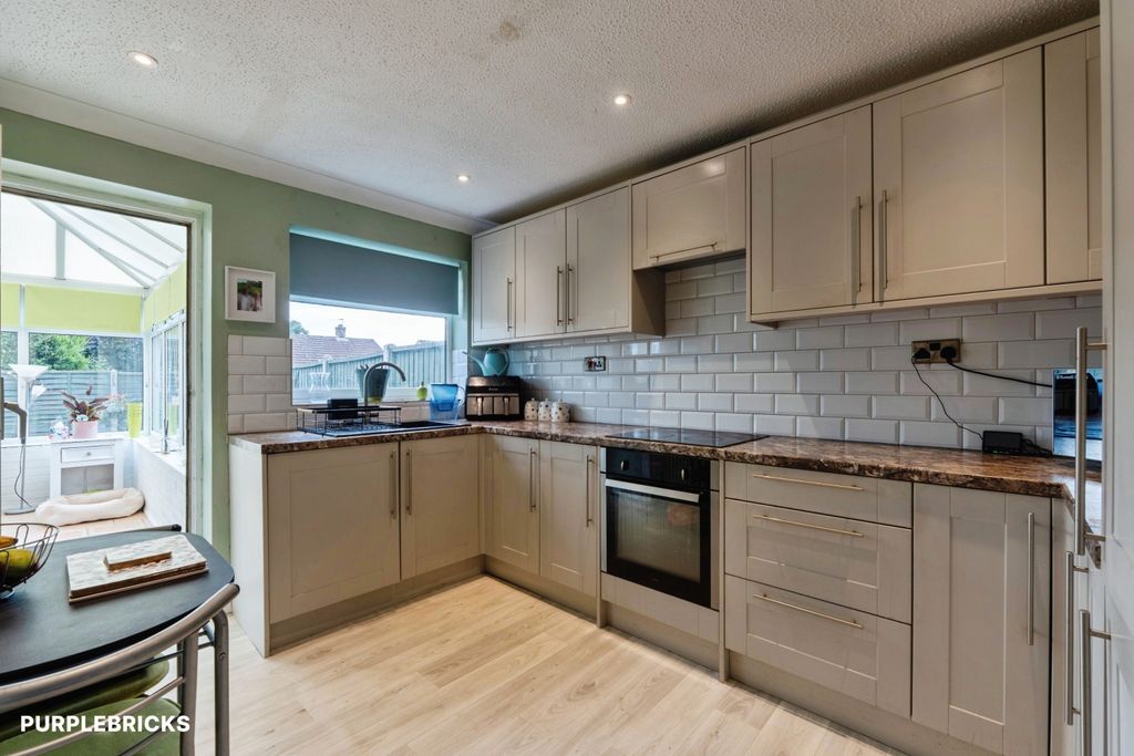 Property photo 3 of 21 Kitchen