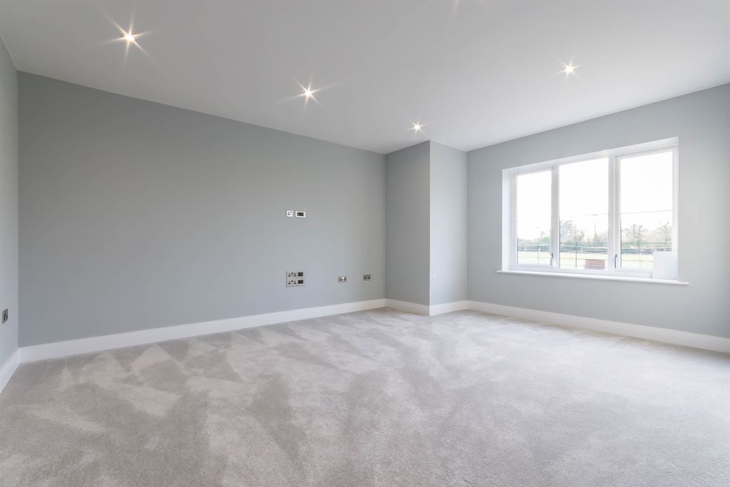 Property photo 3 of 17 Lounge