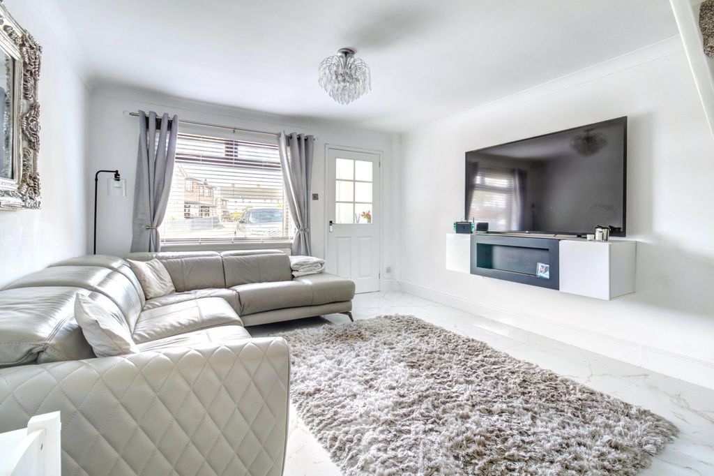 Property photo 3 of 17 Lounge