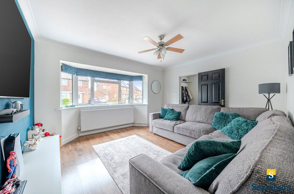 Property photo 2 of 22 Living Room