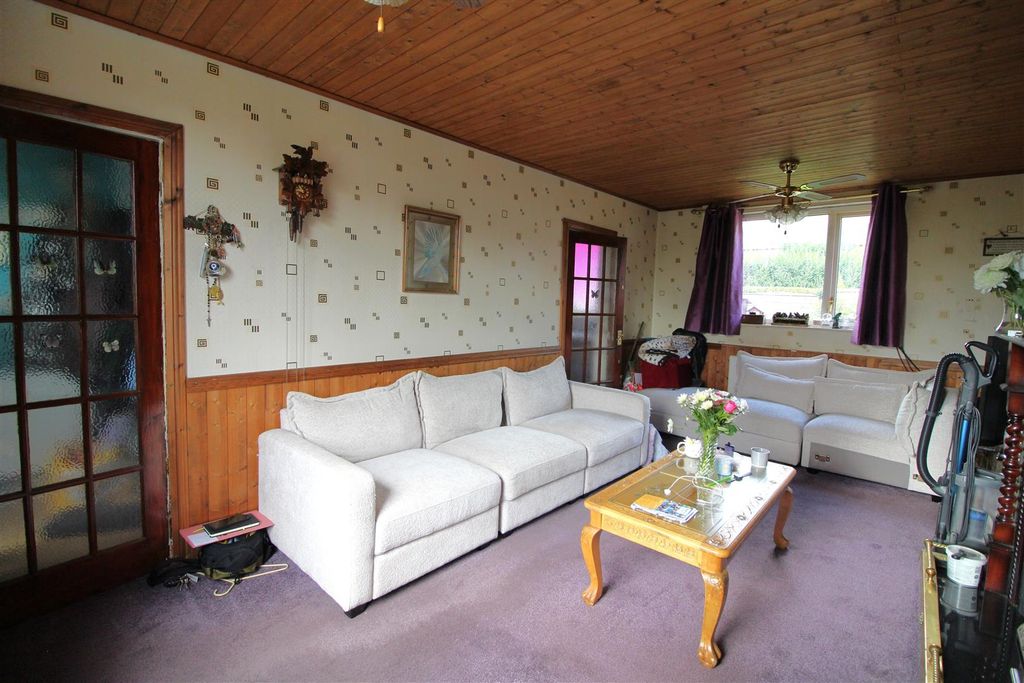 Property photo 2 of 11 Lounge