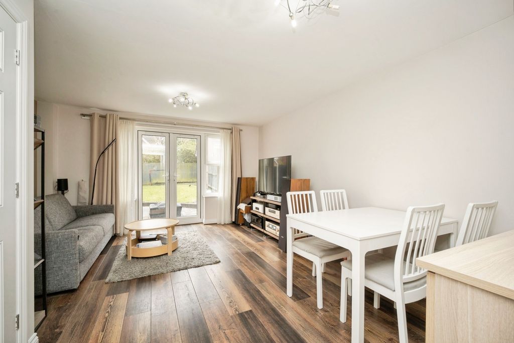 Property photo 3 of 20 Lounge