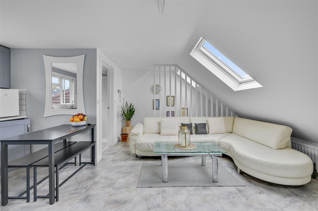 Property photo 1 of 10 Daniels_11, Barford Close London, Nw4 _006.Jpg