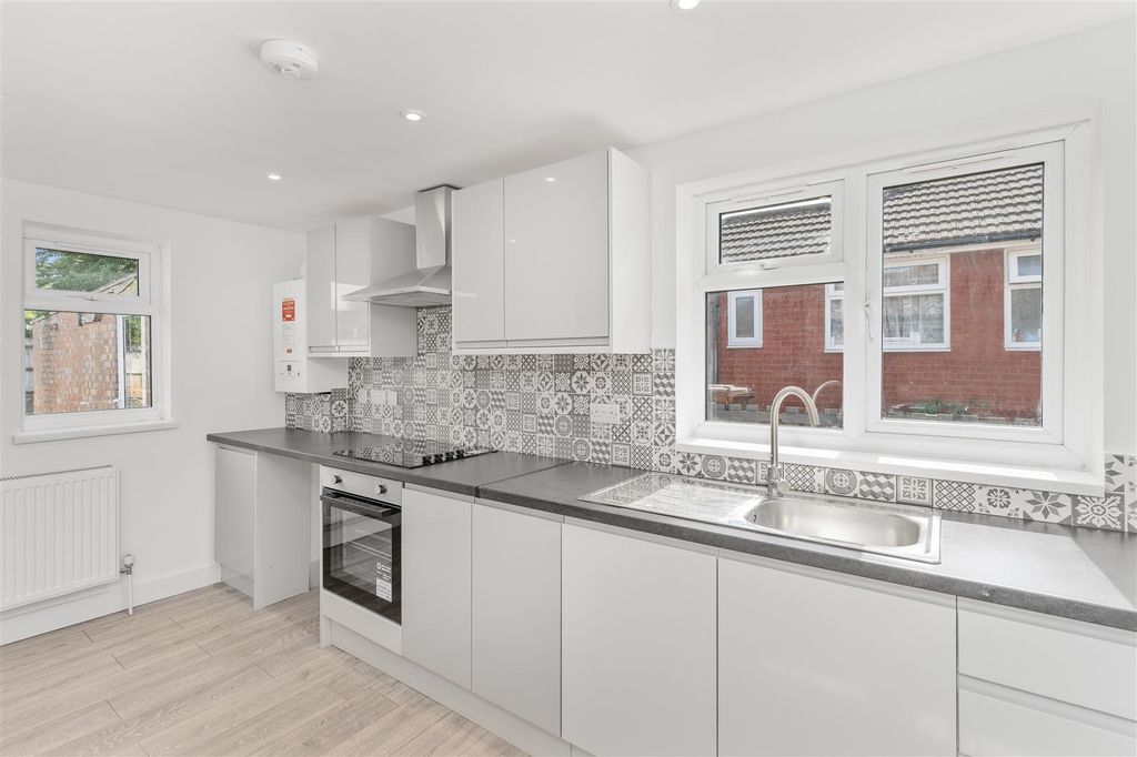 Property photo 2 of 17 89 Ruscote Avenue, Banbury-10.Jpg