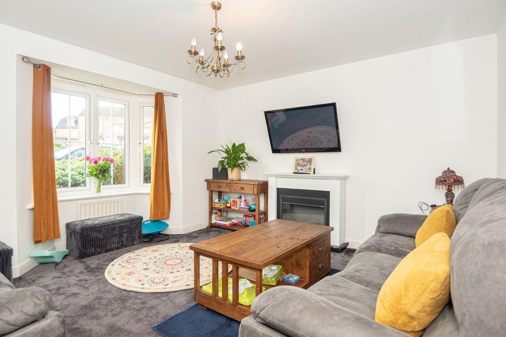 Property photo 3 of 31 Living Room