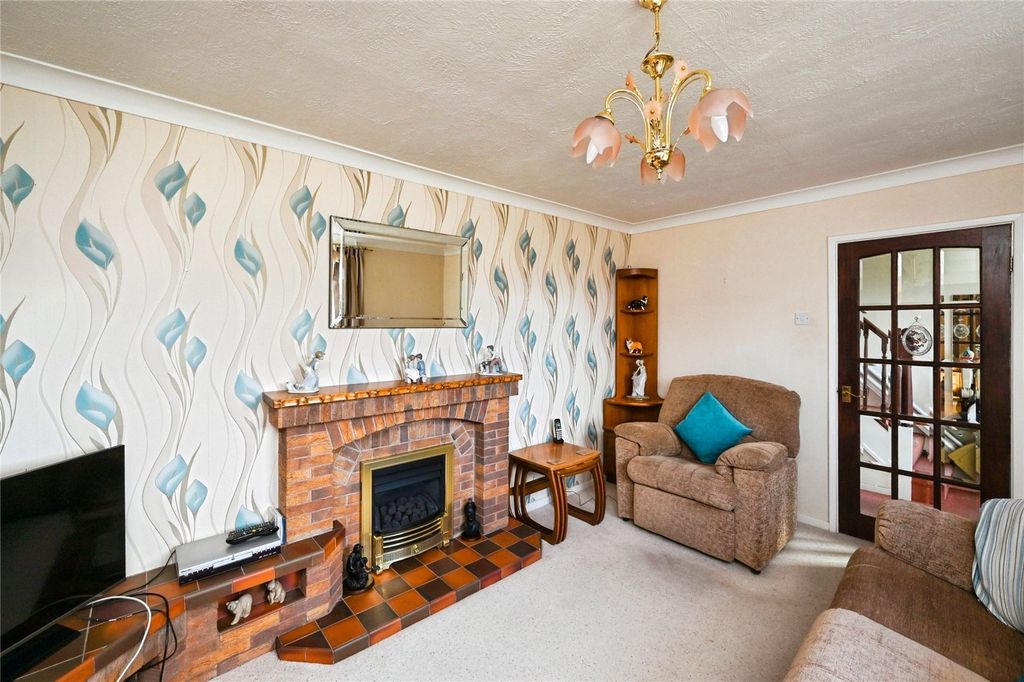 Property photo 2 of 17 Lounge