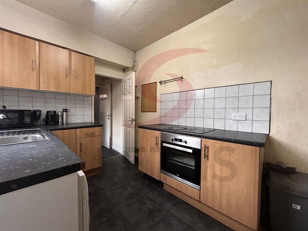 Property photo 1 of 11 Kitchen