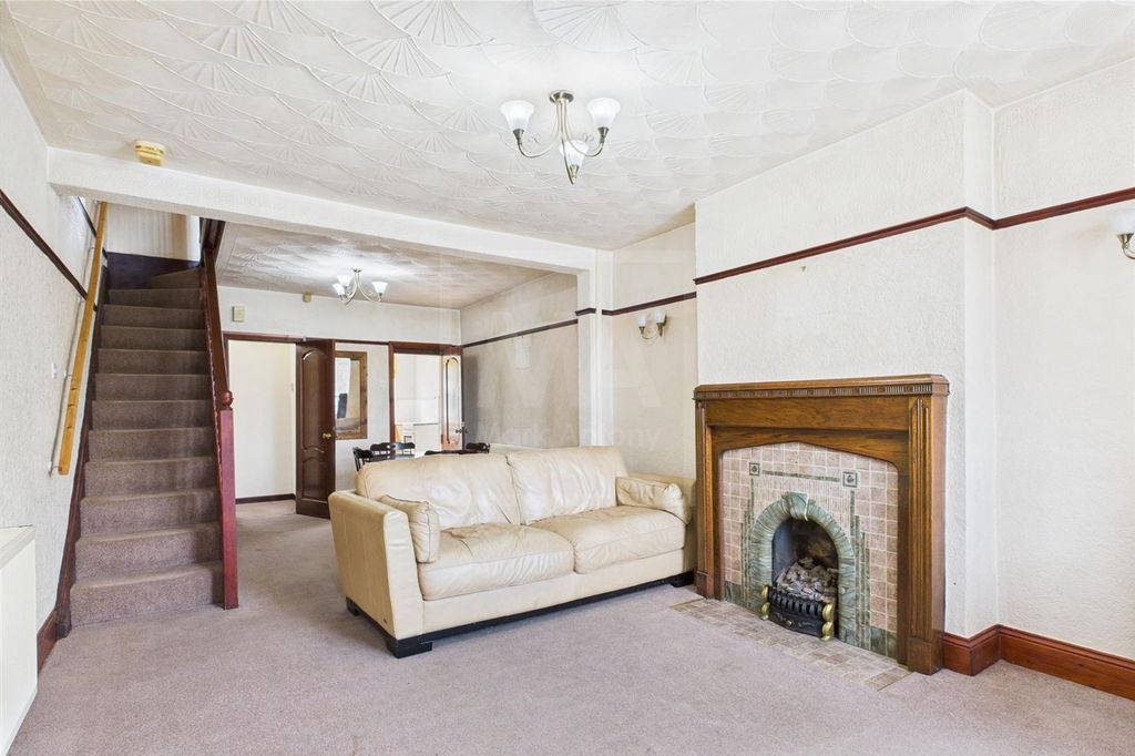 Property photo 2 of 18 Living Space