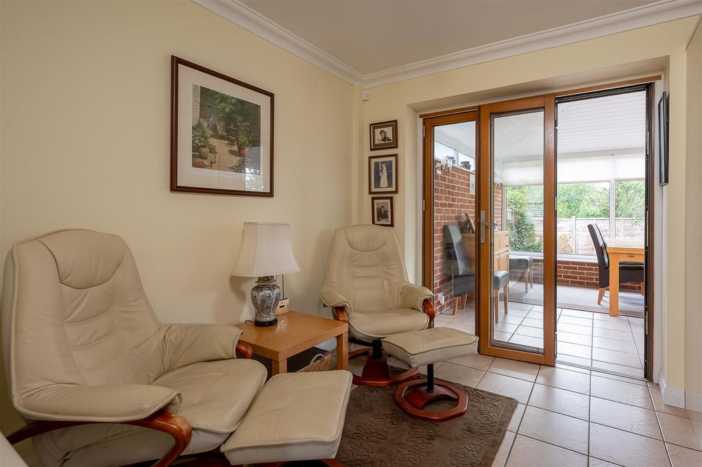 Property photo 2 of 20 Breakfast / Kitchen