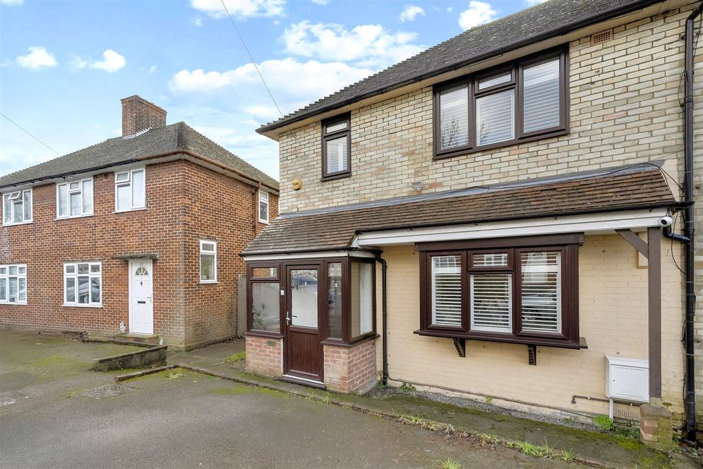 Property photo 1 of 20 Connington Crescent, E4